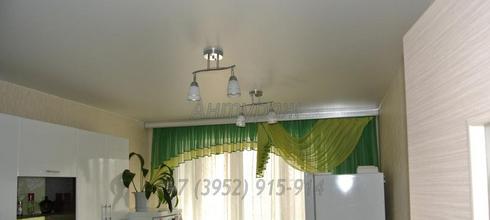 Глянцевый натяжной потолок на кухне