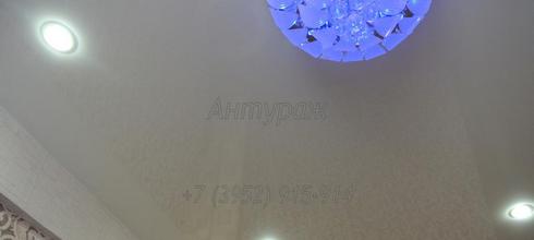 Комбинированный натяжной потолок в спальне