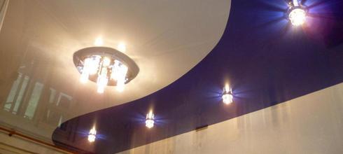 Цветной натяжной потолок в зал